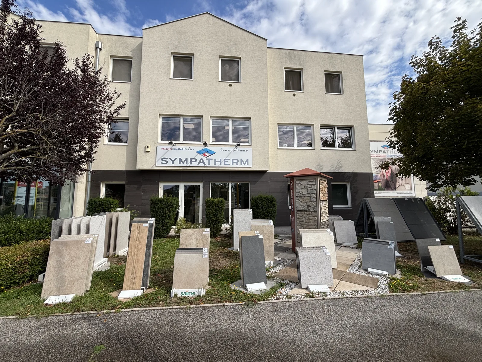 Firmengebäude mit Fliesenausstellung im Freien