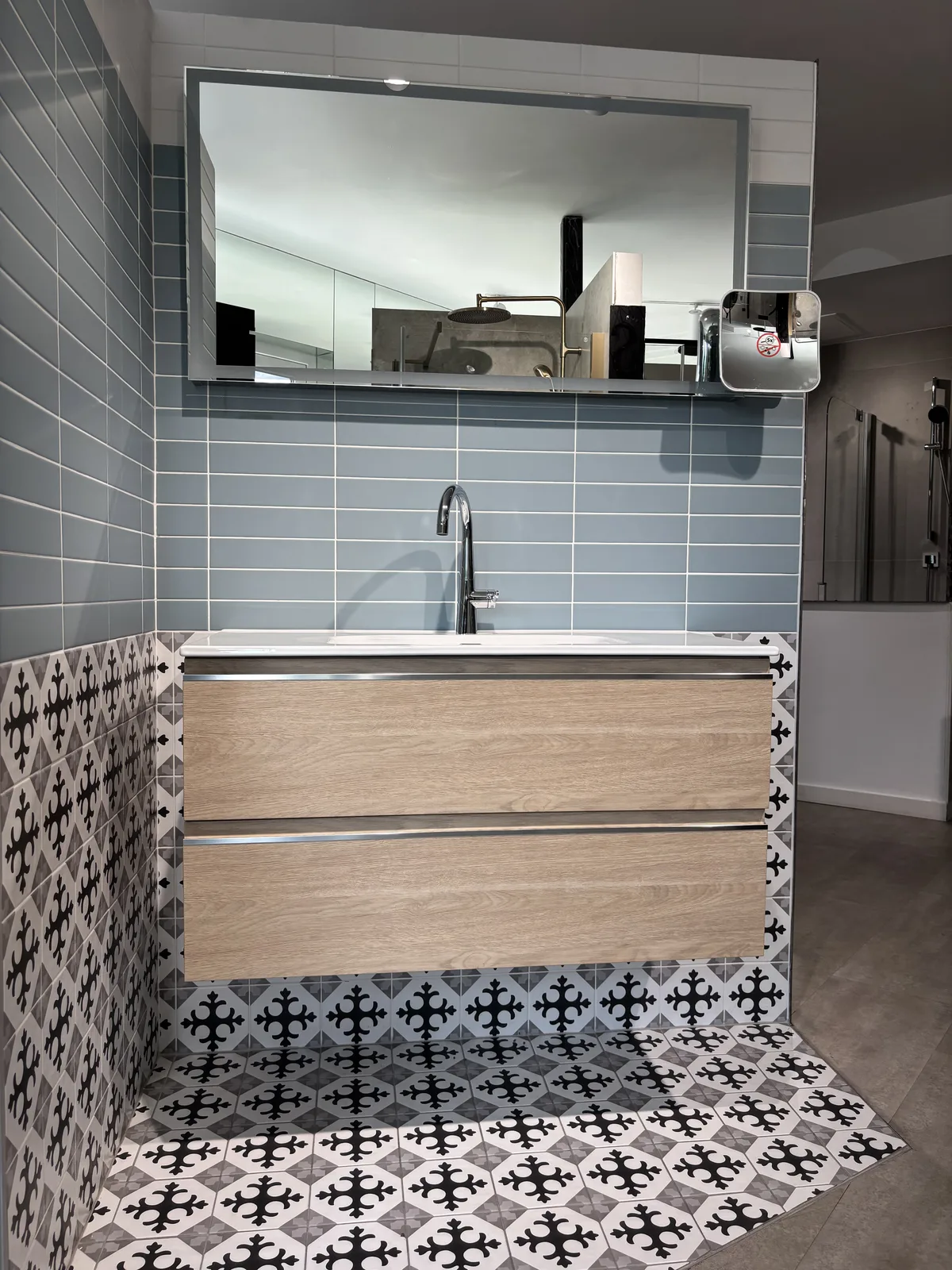 Badewanne mit Zementfliesen