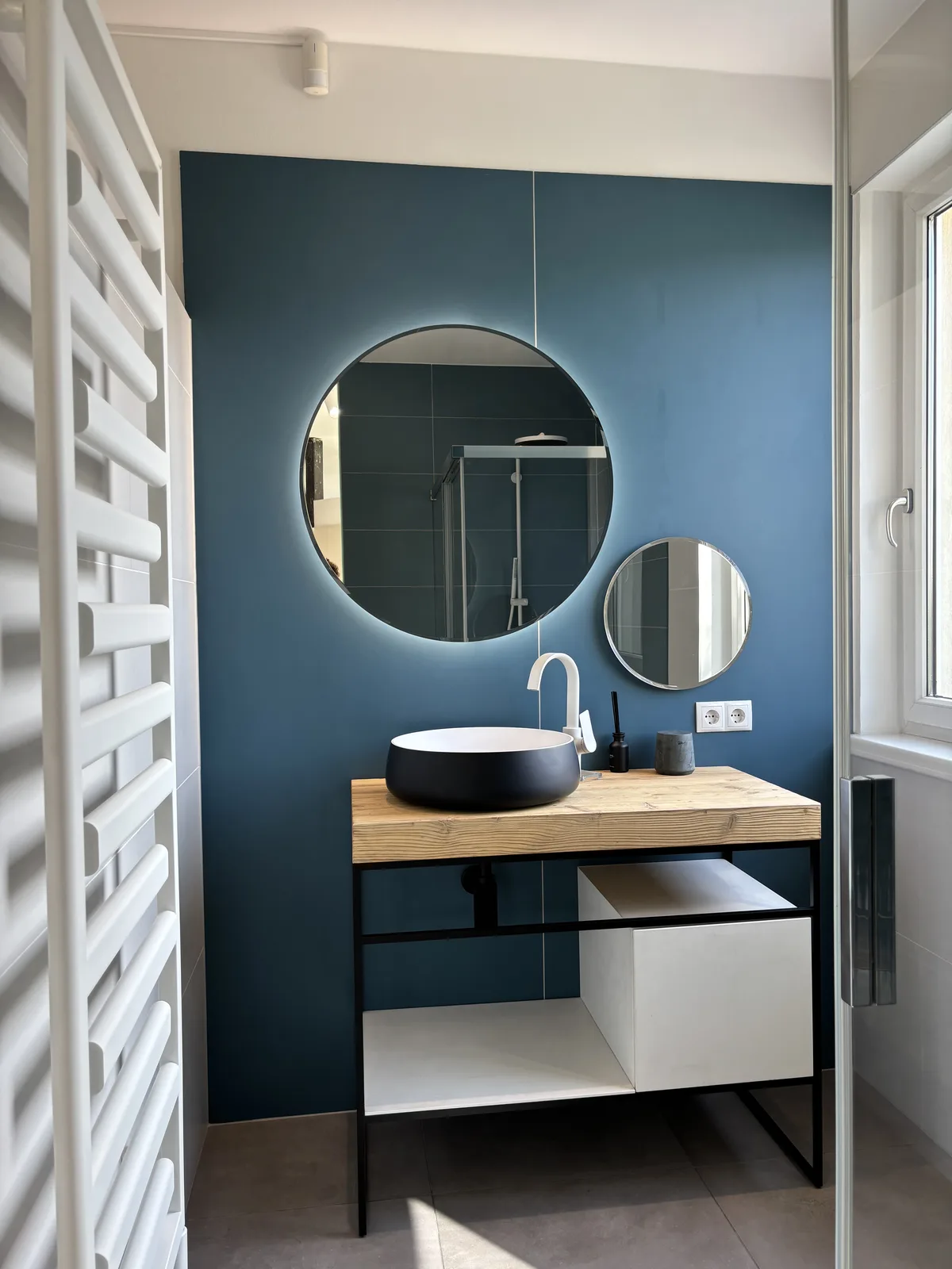 Waschtisch vor blauer Wand