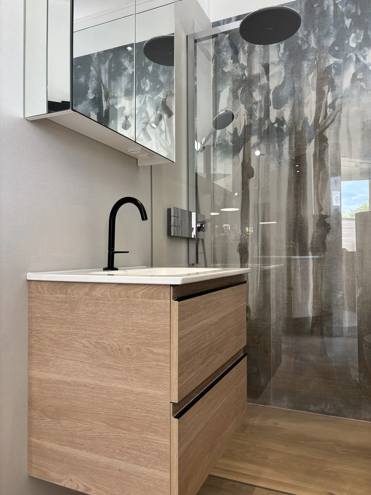 Dusche mit bedruckter Rückwand