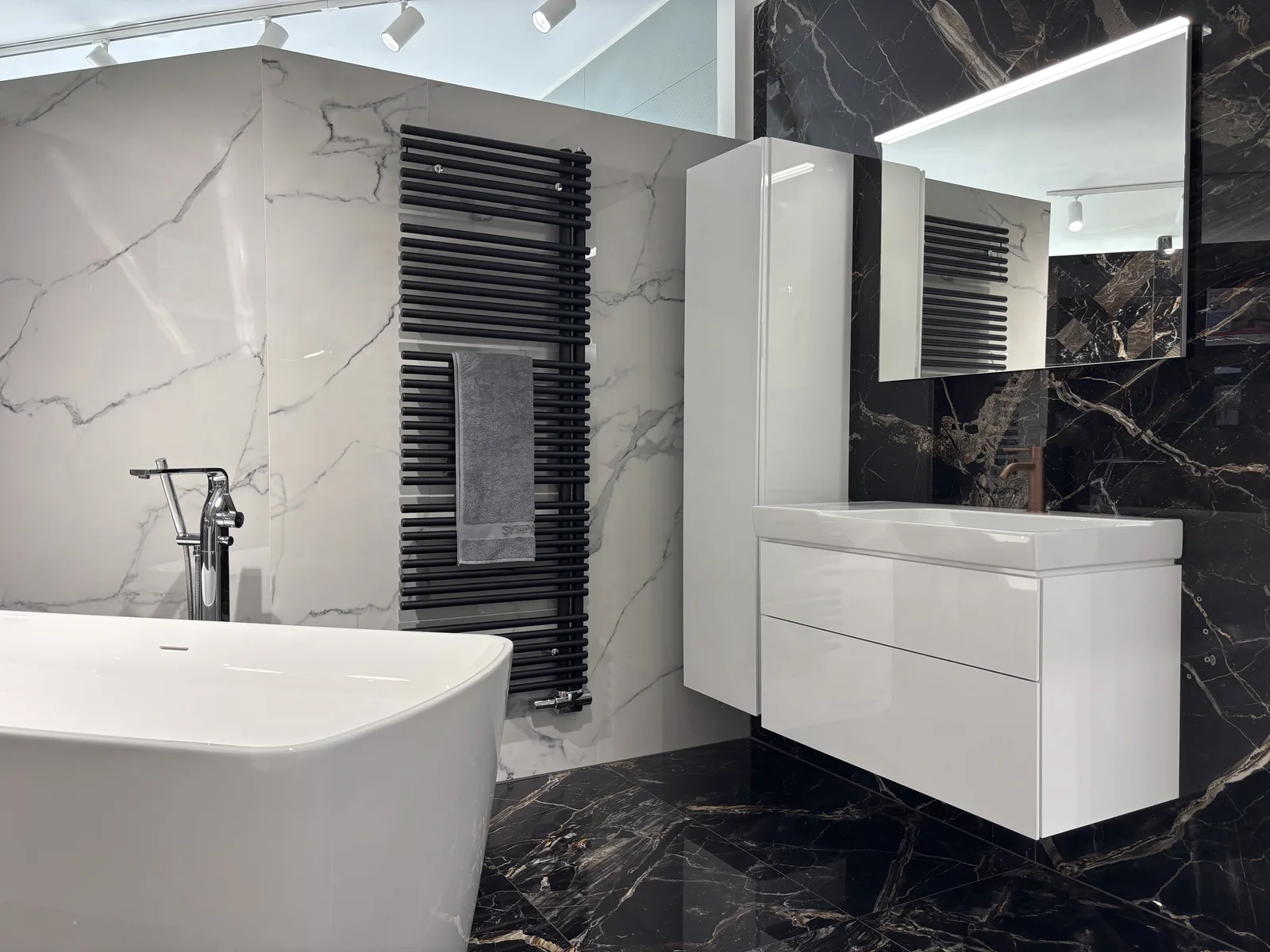 Freistehende Wanne vor Marmoroptik